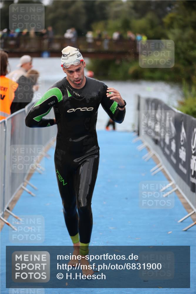 25.08.2024 - Elbe Triathlon Hamburg H.Heesch http://msf.ph/oto/6831900 25.08.2024 08:30:14 Schwimmen 37, 68, 79, 82 meine-sportfotos.de