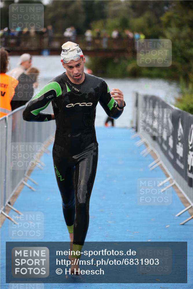 25.08.2024 - Elbe Triathlon Hamburg H.Heesch http://msf.ph/oto/6831903 25.08.2024 08:30:14 Schwimmen 37, 68, 79, 82 meine-sportfotos.de