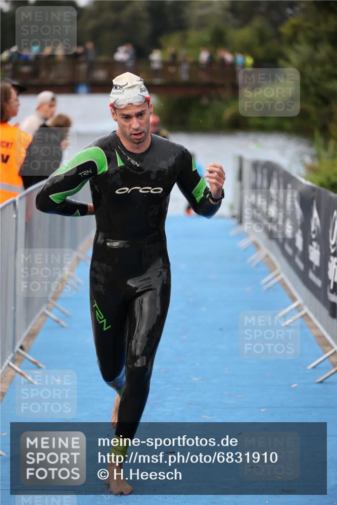25.08.2024 - Elbe Triathlon Hamburg H.Heesch http://msf.ph/oto/6831910 25.08.2024 08:30:14 Schwimmen 37, 68, 79, 82 meine-sportfotos.de