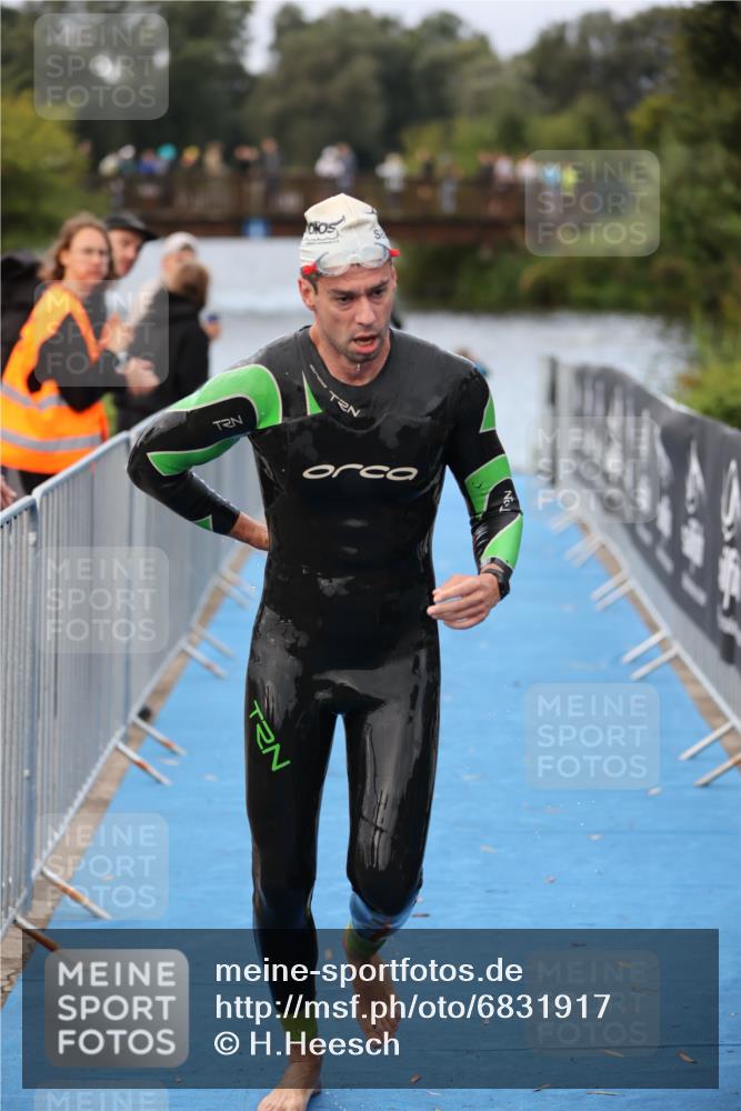 25.08.2024 - Elbe Triathlon Hamburg H.Heesch http://msf.ph/oto/6831917 25.08.2024 08:30:14 Schwimmen 37, 68, 79, 82 meine-sportfotos.de