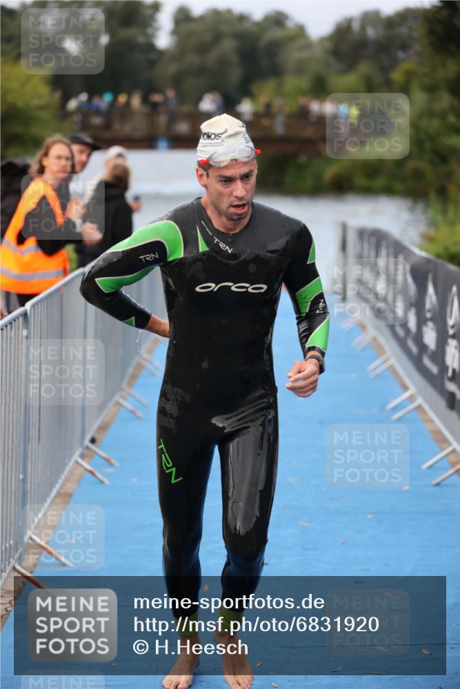 25.08.2024 - Elbe Triathlon Hamburg H.Heesch http://msf.ph/oto/6831920 25.08.2024 08:30:14 Schwimmen 37, 68, 79, 82 meine-sportfotos.de