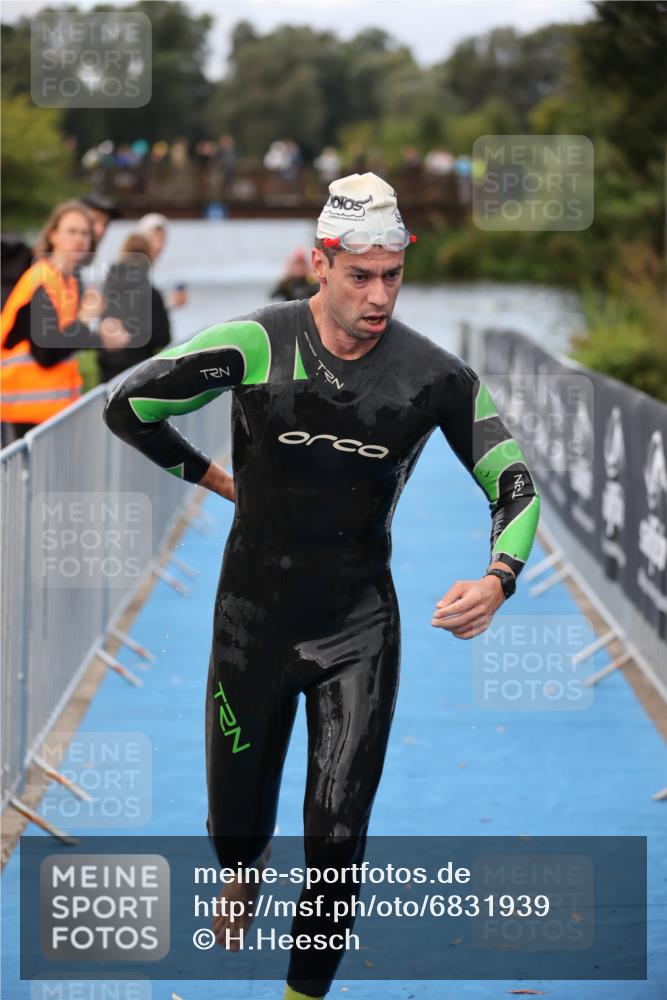 25.08.2024 - Elbe Triathlon Hamburg H.Heesch http://msf.ph/oto/6831939 25.08.2024 08:30:15 Schwimmen 37, 79, 82 meine-sportfotos.de