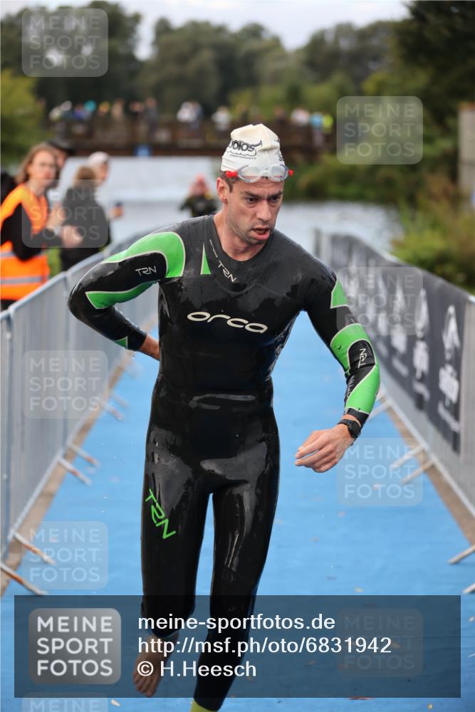 25.08.2024 - Elbe Triathlon Hamburg H.Heesch http://msf.ph/oto/6831942 25.08.2024 08:30:15 Schwimmen 37, 79, 82 meine-sportfotos.de