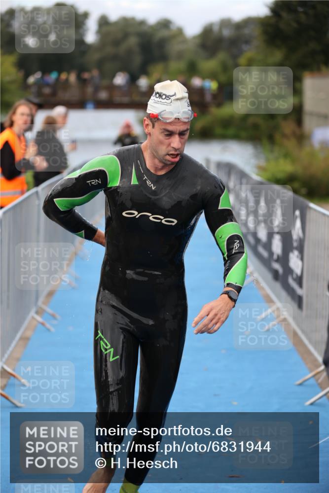 25.08.2024 - Elbe Triathlon Hamburg H.Heesch http://msf.ph/oto/6831944 25.08.2024 08:30:15 Schwimmen 37, 79, 82 meine-sportfotos.de
