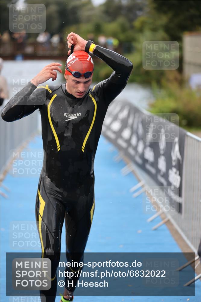 25.08.2024 - Elbe Triathlon Hamburg H.Heesch http://msf.ph/oto/6832022 25.08.2024 08:30:21 Schwimmen 37, 82 meine-sportfotos.de