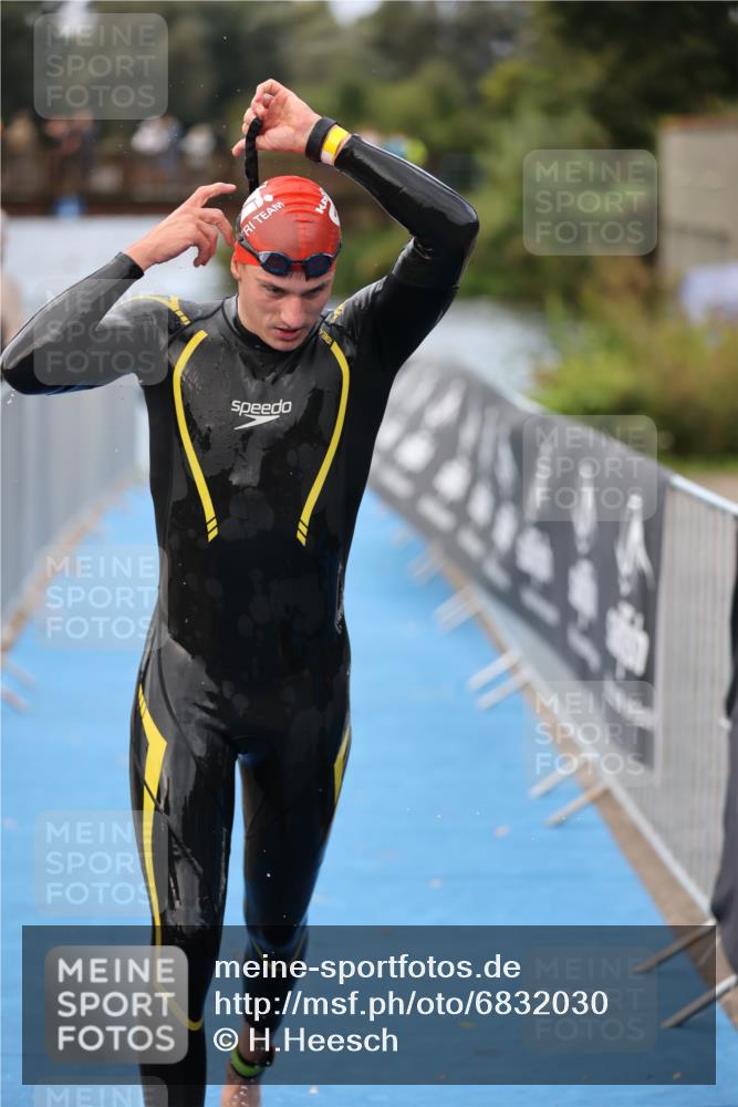 25.08.2024 - Elbe Triathlon Hamburg H.Heesch http://msf.ph/oto/6832030 25.08.2024 08:30:21 Schwimmen 37, 82 meine-sportfotos.de