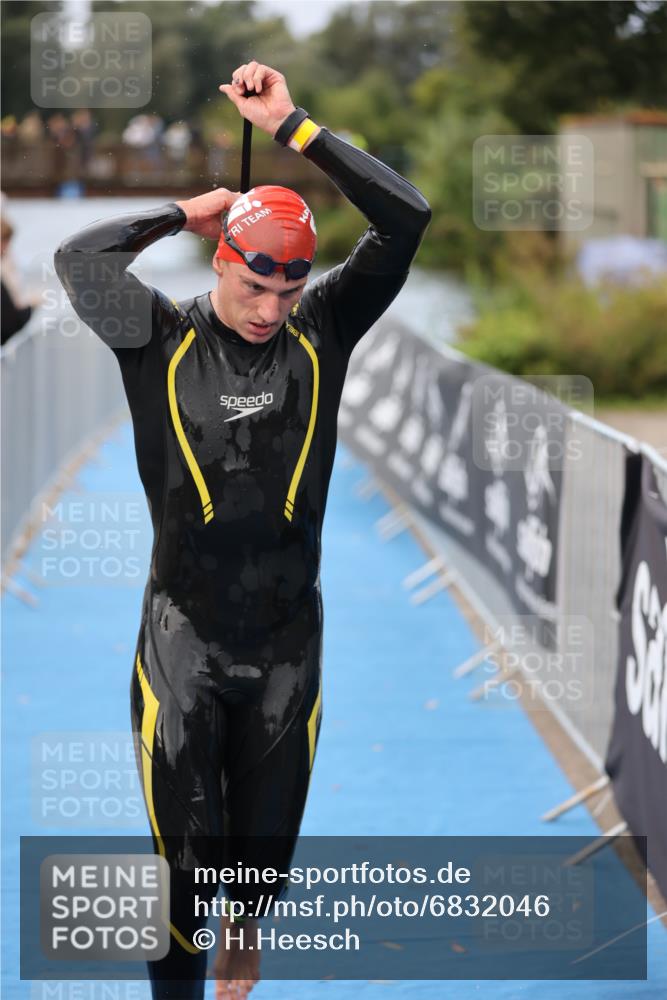 25.08.2024 - Elbe Triathlon Hamburg H.Heesch http://msf.ph/oto/6832046 25.08.2024 08:30:21 Schwimmen 37, 82 meine-sportfotos.de