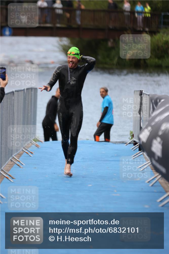 25.08.2024 - Elbe Triathlon Hamburg H.Heesch http://msf.ph/oto/6832101 25.08.2024 08:30:49 Schwimmen 106 meine-sportfotos.de