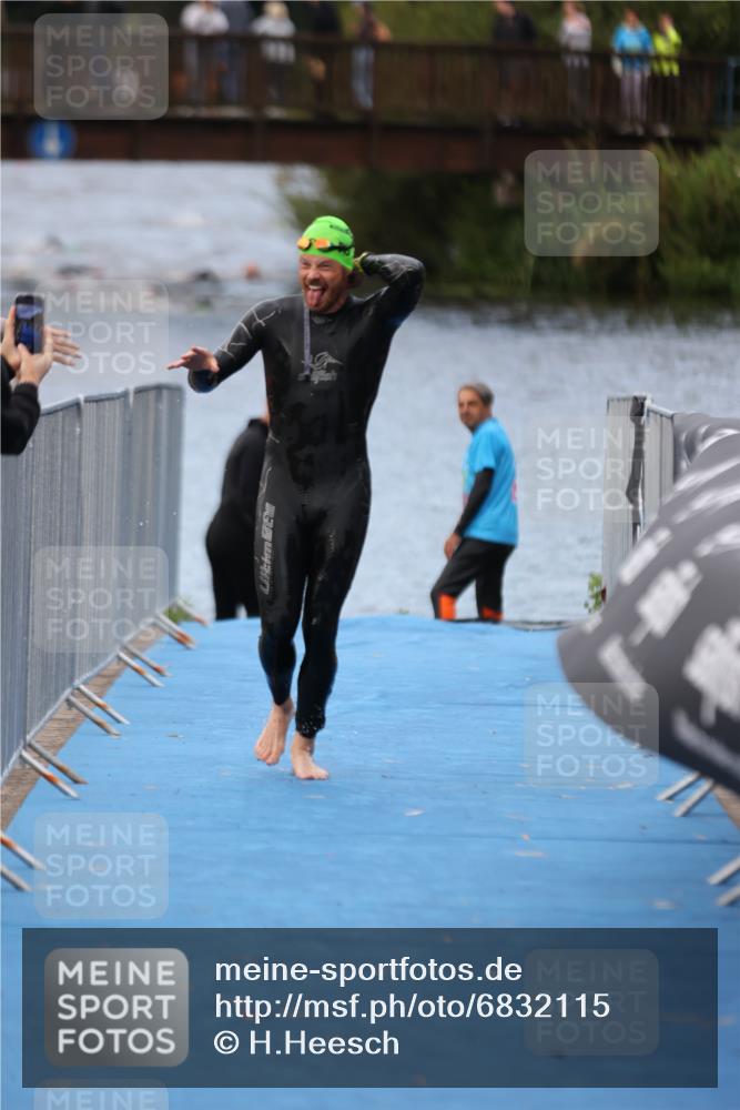 25.08.2024 - Elbe Triathlon Hamburg H.Heesch http://msf.ph/oto/6832115 25.08.2024 08:30:49 Schwimmen 106 meine-sportfotos.de