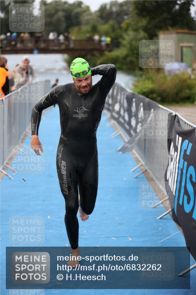 25.08.2024 - Elbe Triathlon Hamburg H.Heesch http://msf.ph/oto/6832262 25.08.2024 08:30:54 Schwimmen 106 meine-sportfotos.de