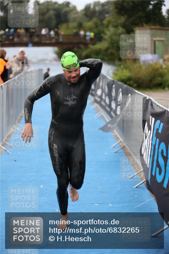 25.08.2024 - Elbe Triathlon Hamburg H.Heesch http://msf.ph/oto/6832265 25.08.2024 08:30:54 Schwimmen 106 meine-sportfotos.de