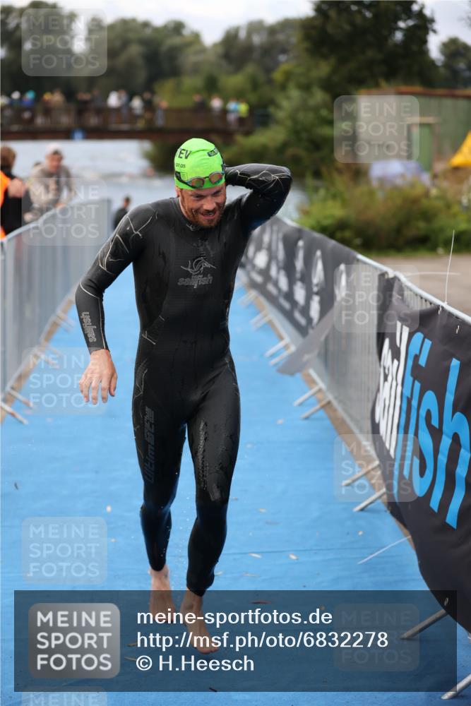 25.08.2024 - Elbe Triathlon Hamburg H.Heesch http://msf.ph/oto/6832278 25.08.2024 08:30:54 Schwimmen 106 meine-sportfotos.de