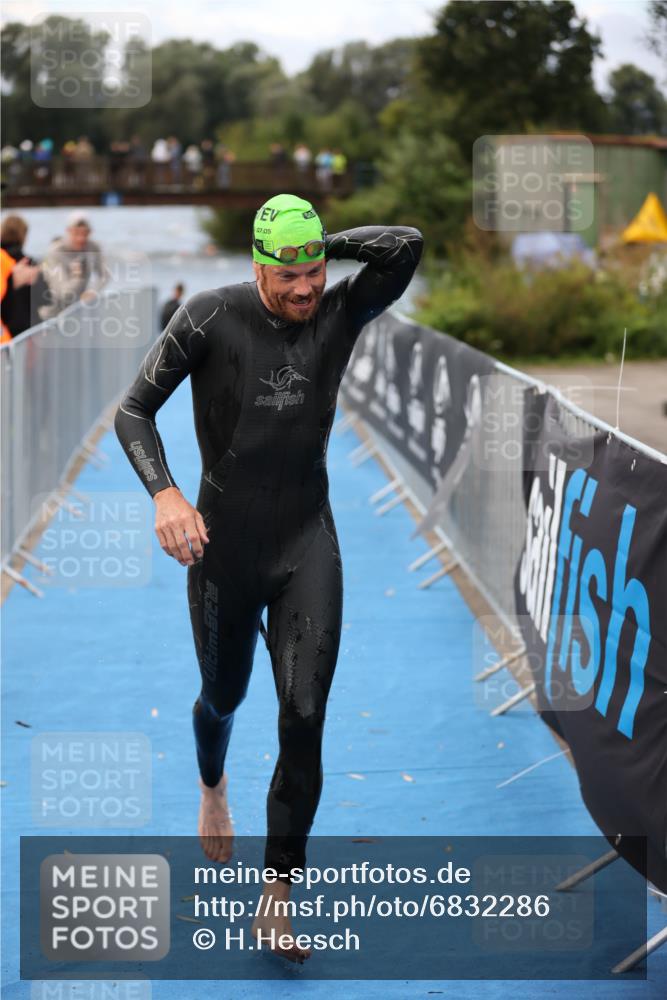 25.08.2024 - Elbe Triathlon Hamburg H.Heesch http://msf.ph/oto/6832286 25.08.2024 08:30:54 Schwimmen 106 meine-sportfotos.de