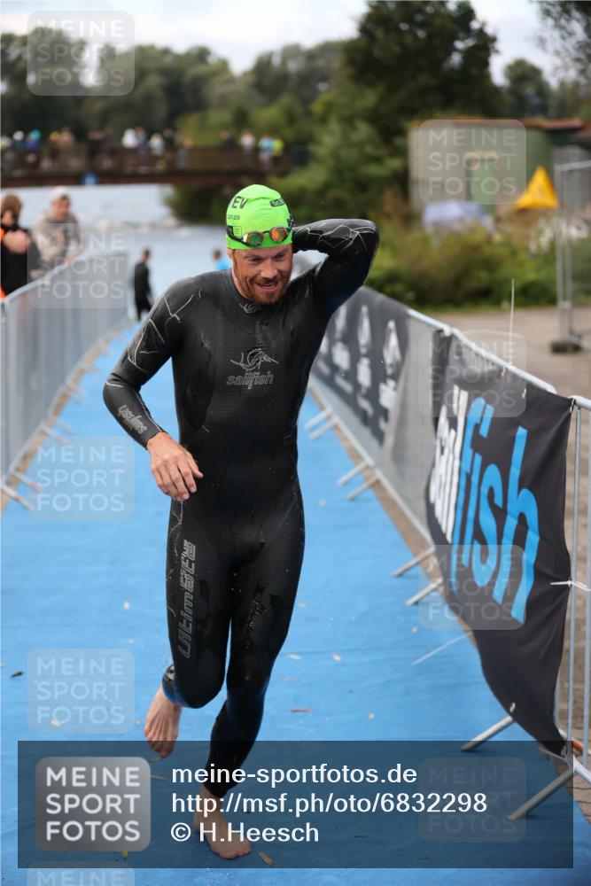 25.08.2024 - Elbe Triathlon Hamburg H.Heesch http://msf.ph/oto/6832298 25.08.2024 08:30:54 Schwimmen 106 meine-sportfotos.de