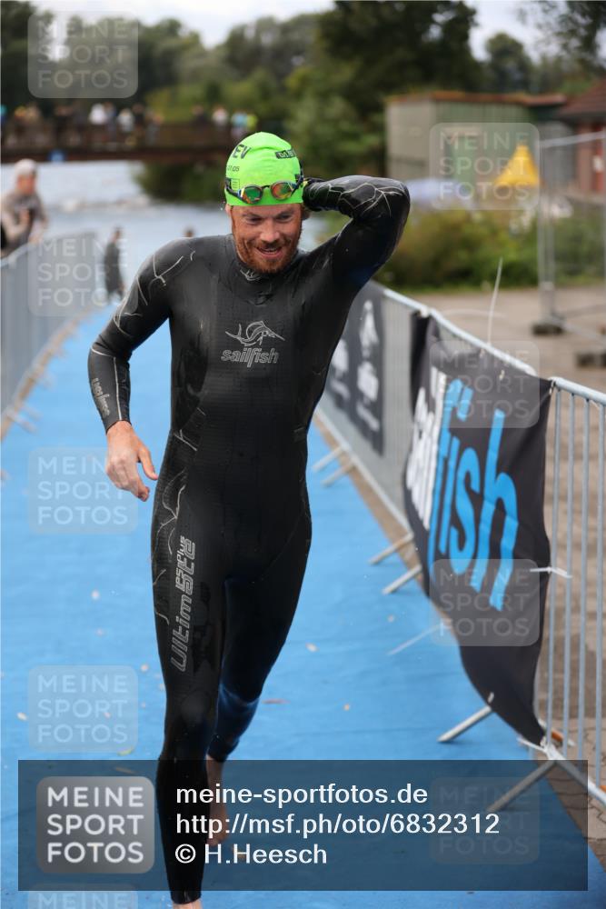 25.08.2024 - Elbe Triathlon Hamburg H.Heesch http://msf.ph/oto/6832312 25.08.2024 08:30:54 Schwimmen 106 meine-sportfotos.de