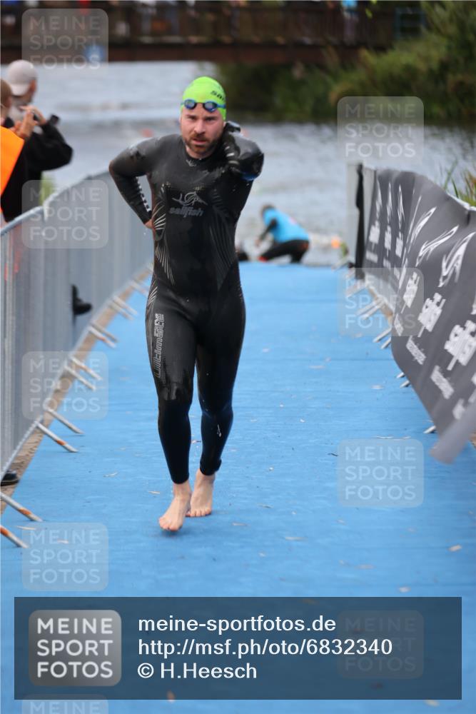 25.08.2024 - Elbe Triathlon Hamburg H.Heesch http://msf.ph/oto/6832340 25.08.2024 08:31:39 Schwimmen 38, 40, 71, 81, 100 meine-sportfotos.de