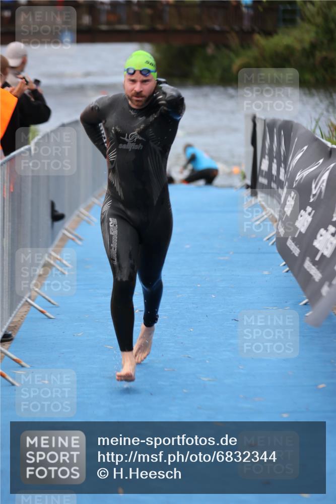 25.08.2024 - Elbe Triathlon Hamburg H.Heesch http://msf.ph/oto/6832344 25.08.2024 08:31:39 Schwimmen 38, 40, 71, 81, 100 meine-sportfotos.de