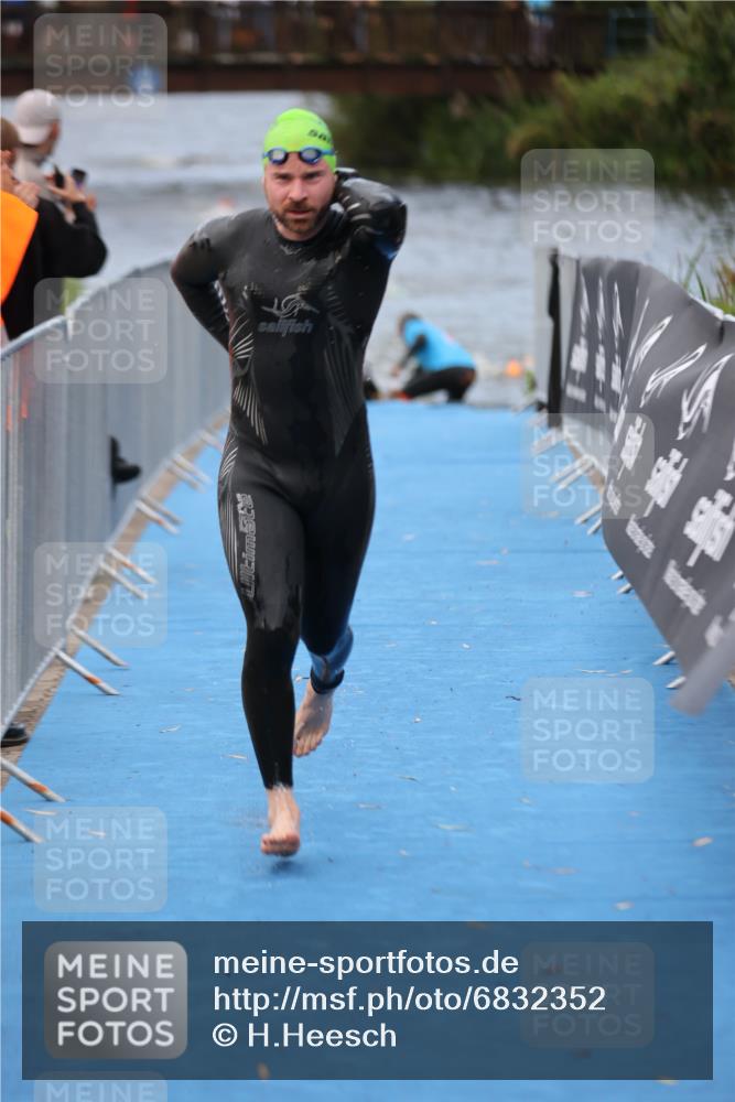 25.08.2024 - Elbe Triathlon Hamburg H.Heesch http://msf.ph/oto/6832352 25.08.2024 08:31:39 Schwimmen 38, 40, 71, 81, 100 meine-sportfotos.de