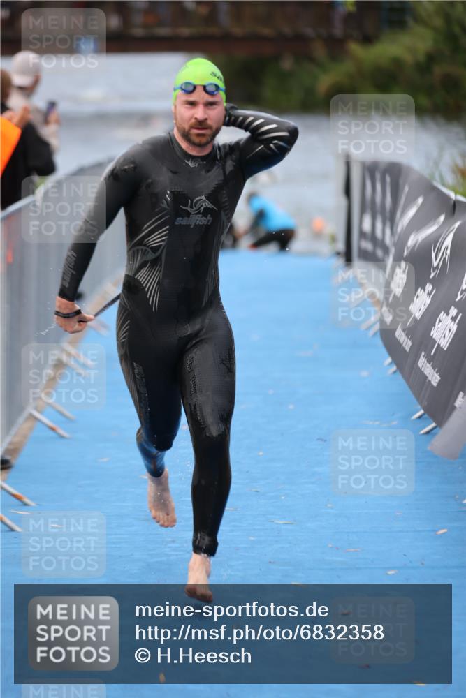 25.08.2024 - Elbe Triathlon Hamburg H.Heesch http://msf.ph/oto/6832358 25.08.2024 08:31:39 Schwimmen 38, 40, 71, 81, 100 meine-sportfotos.de