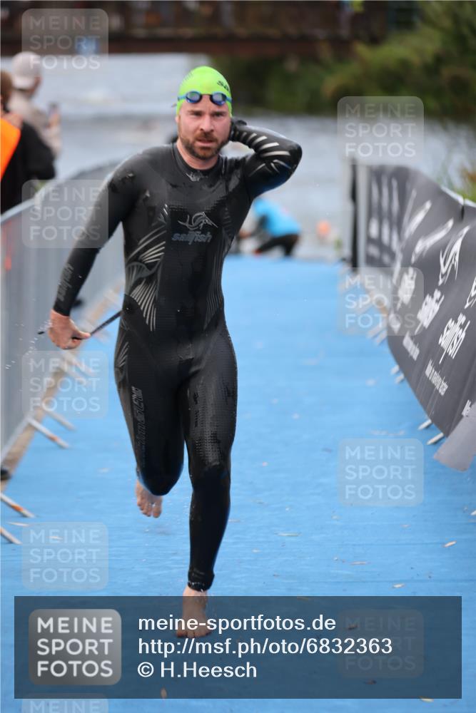 25.08.2024 - Elbe Triathlon Hamburg H.Heesch http://msf.ph/oto/6832363 25.08.2024 08:31:39 Schwimmen 38, 40, 71, 81, 100 meine-sportfotos.de
