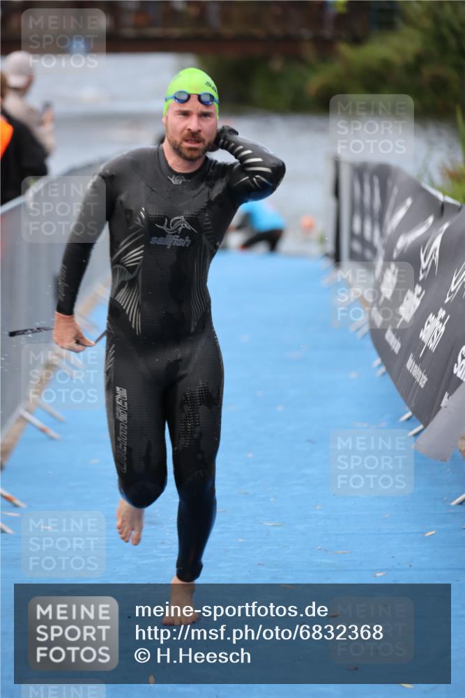 25.08.2024 - Elbe Triathlon Hamburg H.Heesch http://msf.ph/oto/6832368 25.08.2024 08:31:39 Schwimmen 38, 40, 71, 81, 100 meine-sportfotos.de