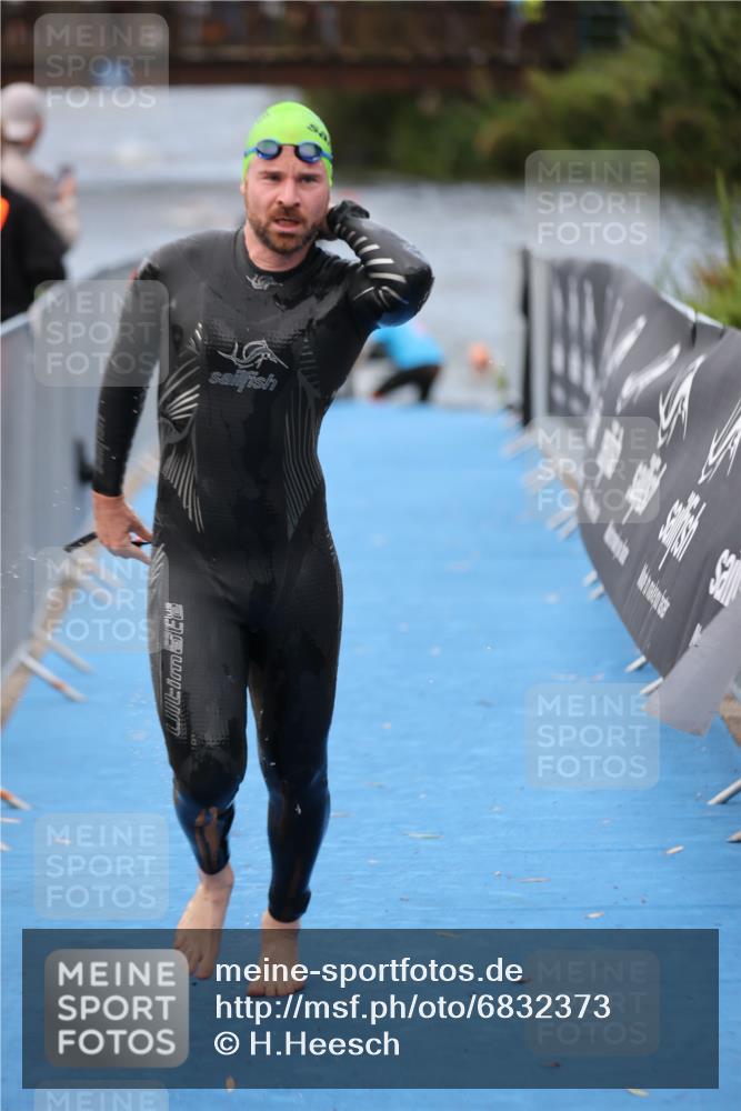 25.08.2024 - Elbe Triathlon Hamburg H.Heesch http://msf.ph/oto/6832373 25.08.2024 08:31:39 Schwimmen 38, 40, 71, 81, 100 meine-sportfotos.de