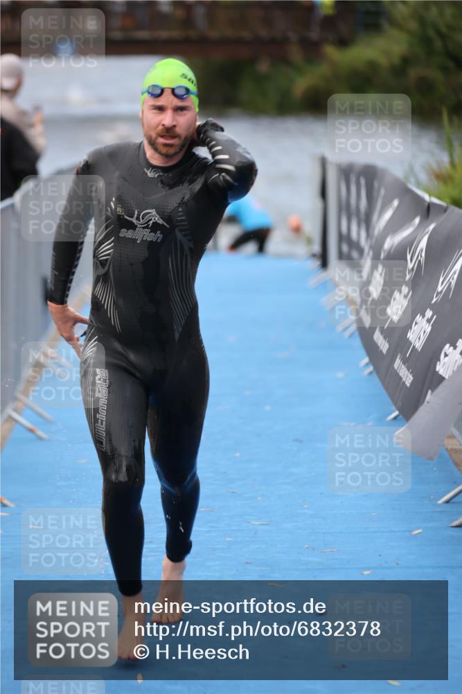 25.08.2024 - Elbe Triathlon Hamburg H.Heesch http://msf.ph/oto/6832378 25.08.2024 08:31:39 Schwimmen 38, 40, 71, 81, 100 meine-sportfotos.de