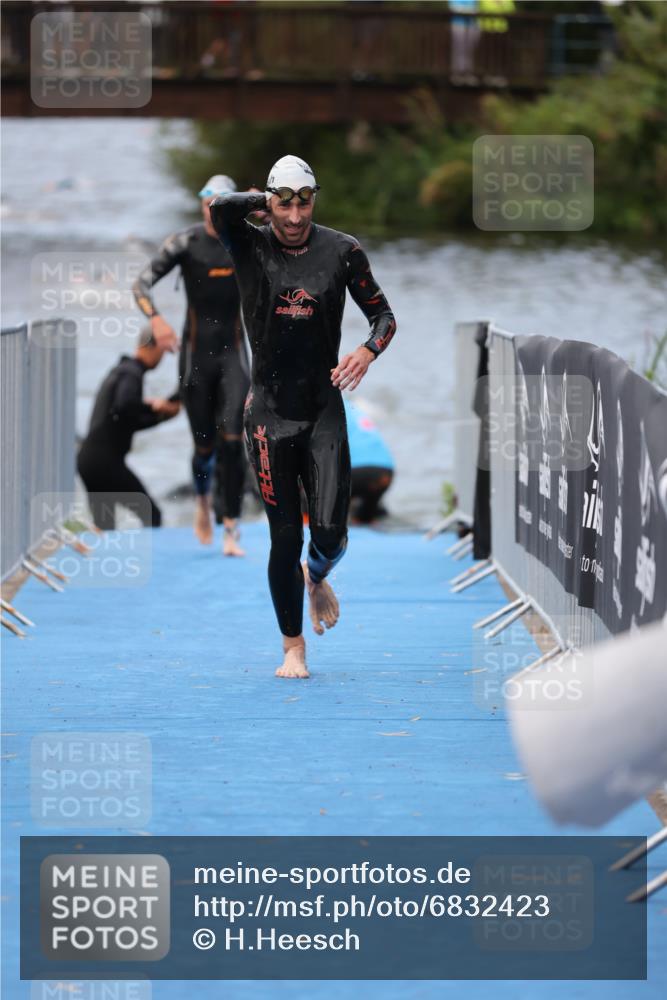 25.08.2024 - Elbe Triathlon Hamburg H.Heesch http://msf.ph/oto/6832423 25.08.2024 08:31:43 Schwimmen 34, 38, 40, 71, 81, 92, 100 meine-sportfotos.de