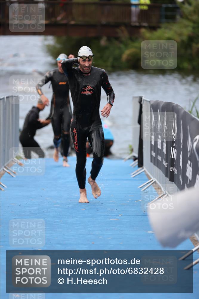 25.08.2024 - Elbe Triathlon Hamburg H.Heesch http://msf.ph/oto/6832428 25.08.2024 08:31:43 Schwimmen 34, 38, 40, 71, 81, 92, 100 meine-sportfotos.de