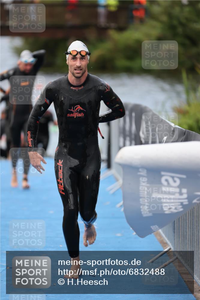 25.08.2024 - Elbe Triathlon Hamburg H.Heesch http://msf.ph/oto/6832488 25.08.2024 08:31:45 Schwimmen 34, 38, 40, 71, 75, 81, 89, 92, 100 meine-sportfotos.de
