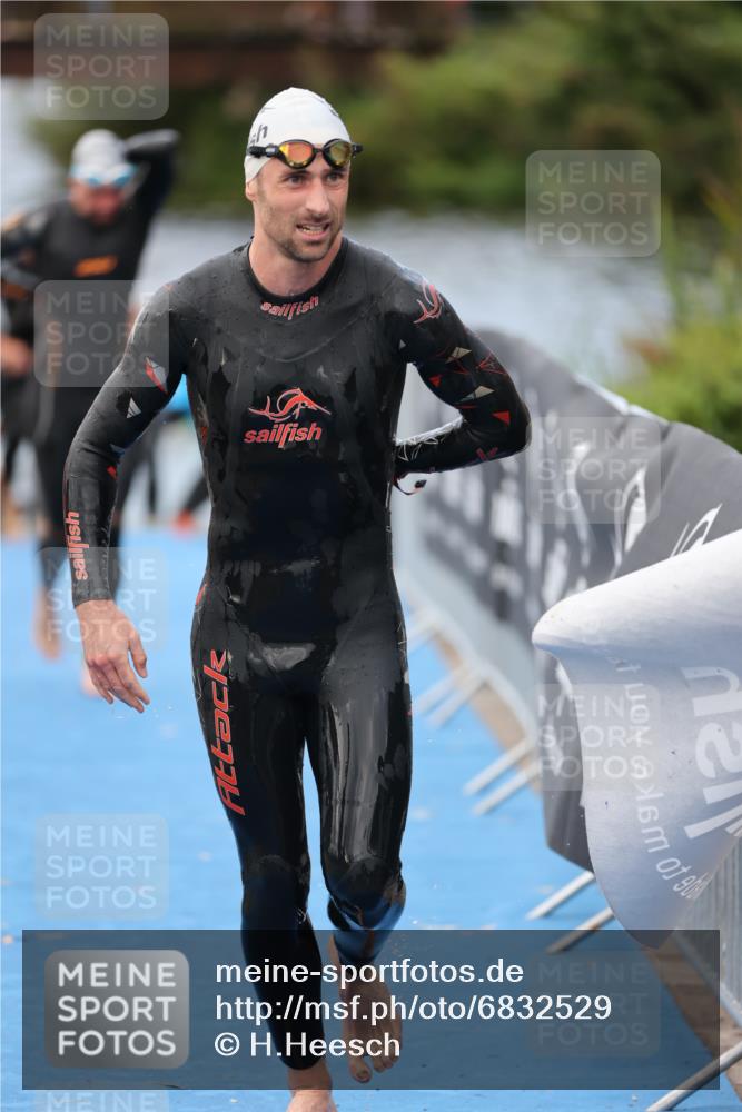25.08.2024 - Elbe Triathlon Hamburg H.Heesch http://msf.ph/oto/6832529 25.08.2024 08:31:46 Schwimmen 34, 40, 71, 75, 81, 89, 92, 100 meine-sportfotos.de