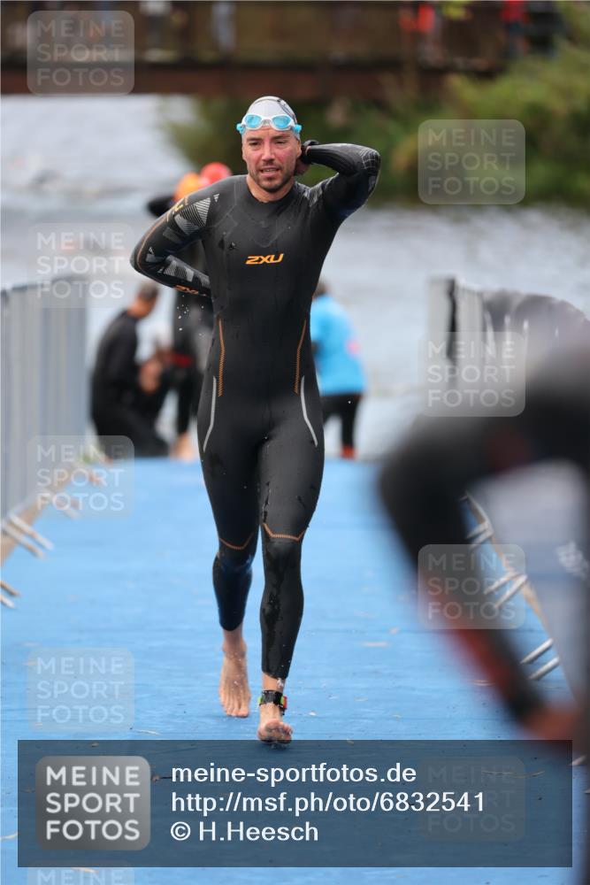 25.08.2024 - Elbe Triathlon Hamburg H.Heesch http://msf.ph/oto/6832541 25.08.2024 08:31:47 Schwimmen 34, 40, 71, 75, 81, 89, 92, 100 meine-sportfotos.de