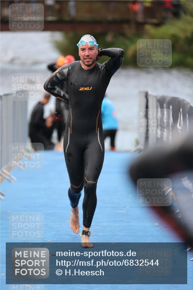 25.08.2024 - Elbe Triathlon Hamburg H.Heesch http://msf.ph/oto/6832544 25.08.2024 08:31:48 Schwimmen 34, 40, 71, 75, 81, 89, 92, 100 meine-sportfotos.de
