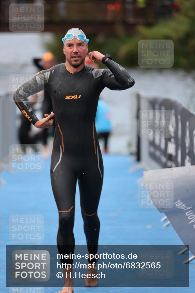 25.08.2024 - Elbe Triathlon Hamburg H.Heesch http://msf.ph/oto/6832565 25.08.2024 08:31:48 Schwimmen 34, 40, 71, 75, 81, 89, 92, 100 meine-sportfotos.de