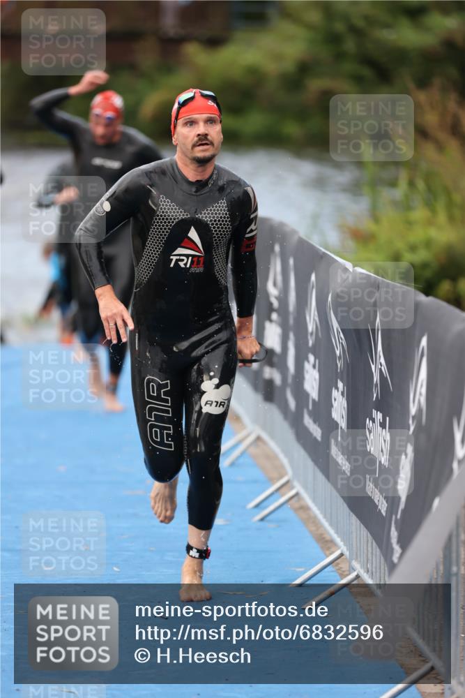25.08.2024 - Elbe Triathlon Hamburg H.Heesch http://msf.ph/oto/6832596 25.08.2024 08:31:52 Schwimmen 34, 40, 71, 75, 81, 89, 92, 100 meine-sportfotos.de