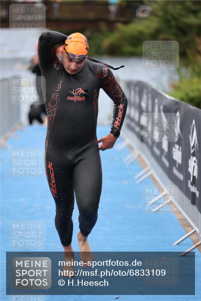 25.08.2024 - Elbe Triathlon Hamburg H.Heesch http://msf.ph/oto/6833109 25.08.2024 08:32:24 Schwimmen 39, 42, 56, 76, 77 meine-sportfotos.de