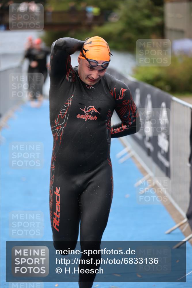 25.08.2024 - Elbe Triathlon Hamburg H.Heesch http://msf.ph/oto/6833136 25.08.2024 08:32:25 Schwimmen 39, 42, 56, 76, 77 meine-sportfotos.de