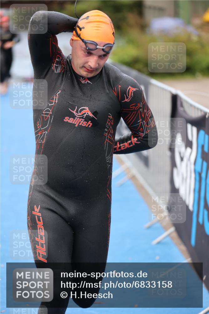 25.08.2024 - Elbe Triathlon Hamburg H.Heesch http://msf.ph/oto/6833158 25.08.2024 08:32:25 Schwimmen 39, 42, 56, 76, 77 meine-sportfotos.de