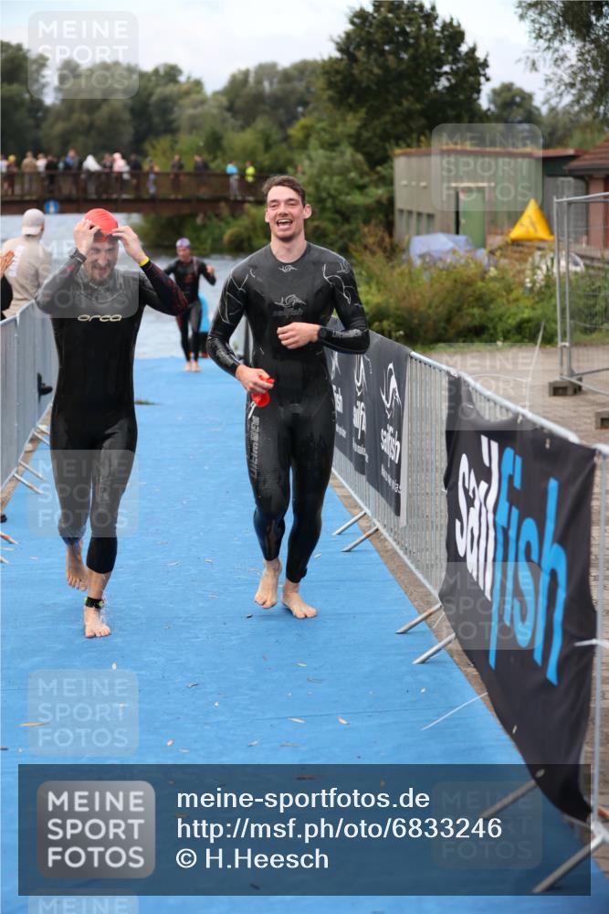 25.08.2024 - Elbe Triathlon Hamburg H.Heesch http://msf.ph/oto/6833246 25.08.2024 08:32:31 Schwimmen 42, 56, 76, 77 meine-sportfotos.de
