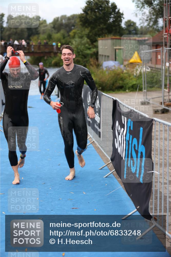 25.08.2024 - Elbe Triathlon Hamburg H.Heesch http://msf.ph/oto/6833248 25.08.2024 08:32:31 Schwimmen 42, 56, 76, 77 meine-sportfotos.de