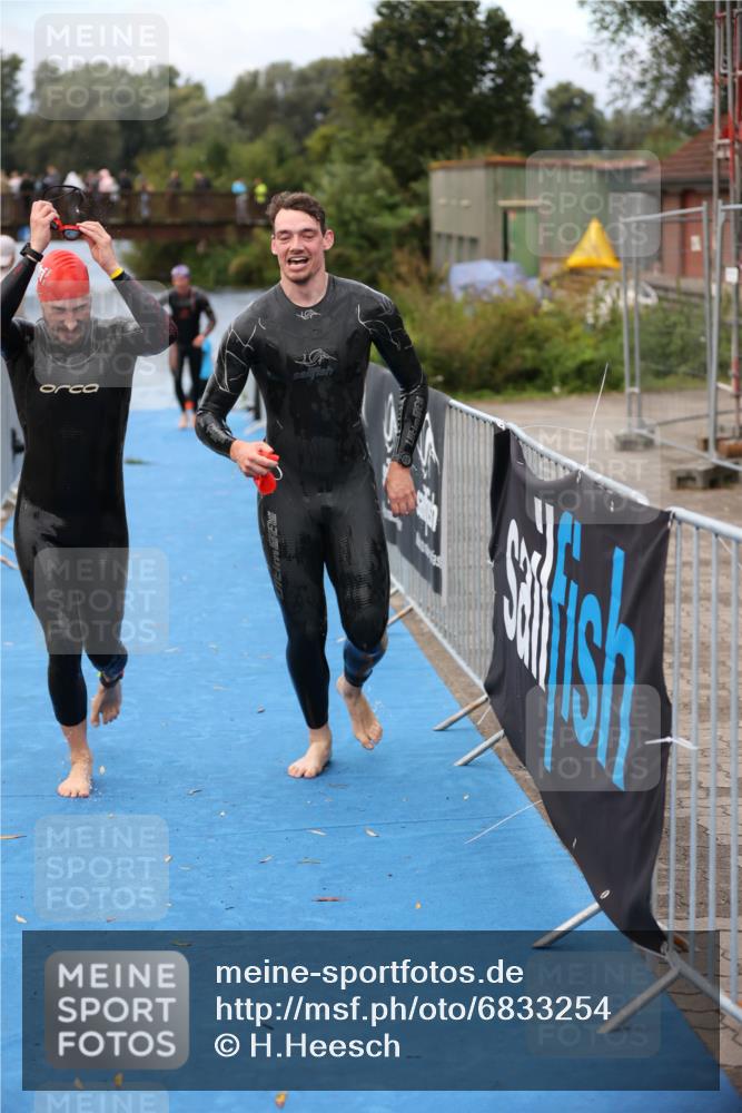 25.08.2024 - Elbe Triathlon Hamburg H.Heesch http://msf.ph/oto/6833254 25.08.2024 08:32:31 Schwimmen 42, 56, 76, 77 meine-sportfotos.de