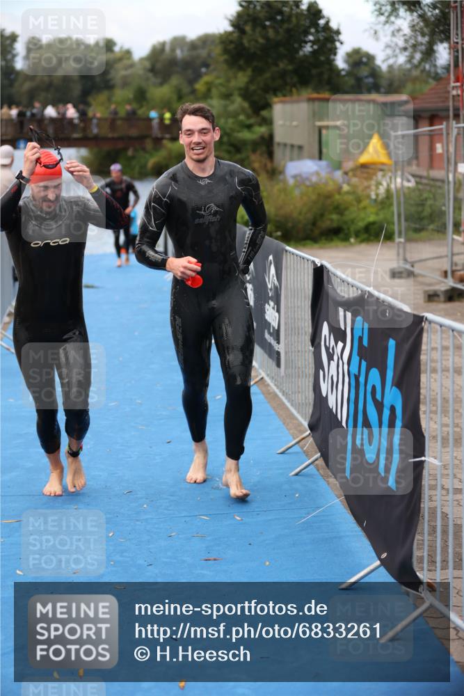25.08.2024 - Elbe Triathlon Hamburg H.Heesch http://msf.ph/oto/6833261 25.08.2024 08:32:31 Schwimmen 42, 56, 76, 77 meine-sportfotos.de