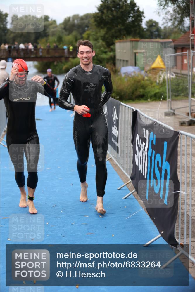 25.08.2024 - Elbe Triathlon Hamburg H.Heesch http://msf.ph/oto/6833264 25.08.2024 08:32:31 Schwimmen 42, 56, 76, 77 meine-sportfotos.de