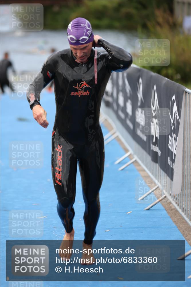 25.08.2024 - Elbe Triathlon Hamburg H.Heesch http://msf.ph/oto/6833360 25.08.2024 08:32:38 Schwimmen 42, 76, 77, 91 meine-sportfotos.de