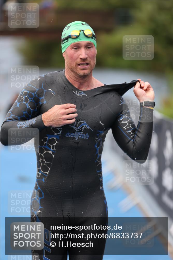 25.08.2024 - Elbe Triathlon Hamburg H.Heesch http://msf.ph/oto/6833737 25.08.2024 08:33:20 Schwimmen 50, 60, 99 meine-sportfotos.de