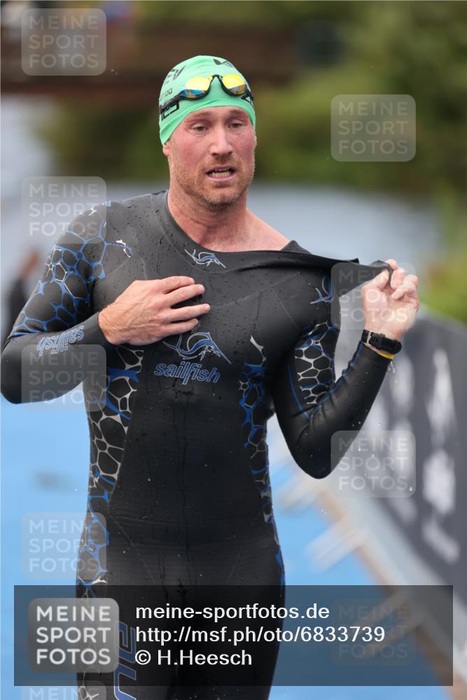 25.08.2024 - Elbe Triathlon Hamburg H.Heesch http://msf.ph/oto/6833739 25.08.2024 08:33:20 Schwimmen 50, 60, 99 meine-sportfotos.de