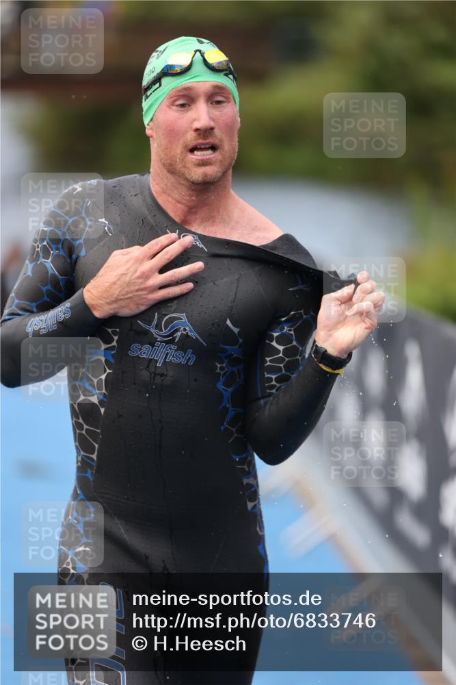 25.08.2024 - Elbe Triathlon Hamburg H.Heesch http://msf.ph/oto/6833746 25.08.2024 08:33:20 Schwimmen 50, 60, 99 meine-sportfotos.de