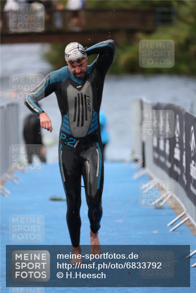 25.08.2024 - Elbe Triathlon Hamburg H.Heesch http://msf.ph/oto/6833792 25.08.2024 08:33:27 Schwimmen 33, 60, 99 meine-sportfotos.de