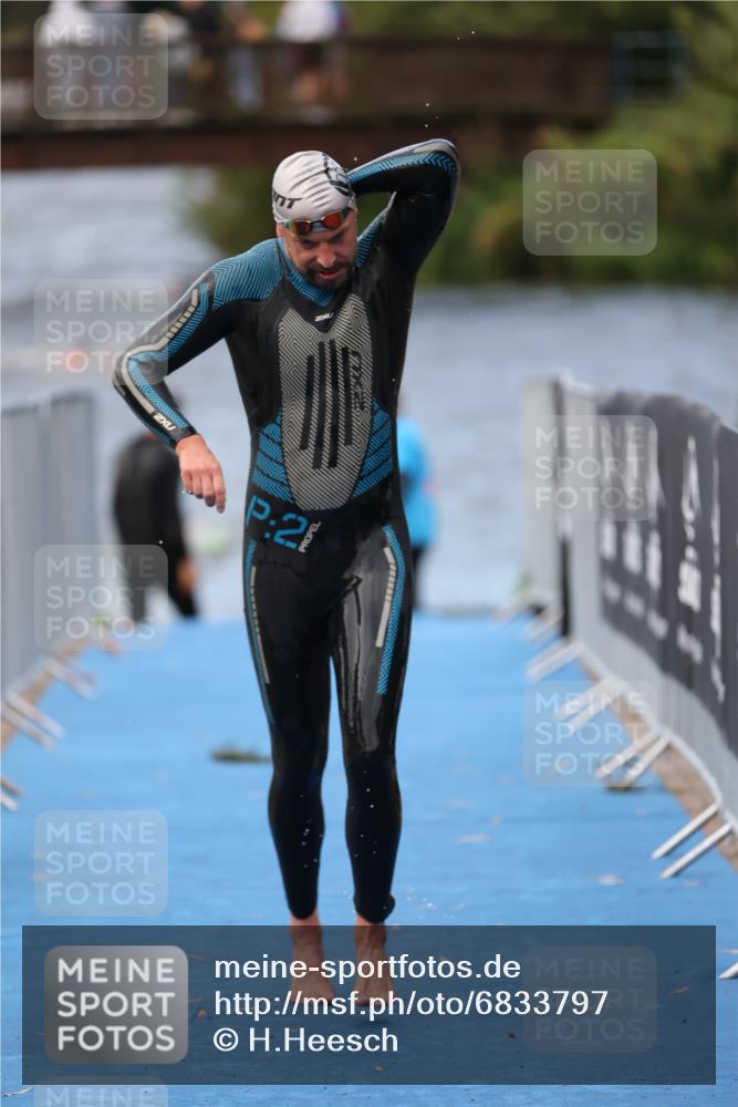 25.08.2024 - Elbe Triathlon Hamburg H.Heesch http://msf.ph/oto/6833797 25.08.2024 08:33:27 Schwimmen 33, 60, 99 meine-sportfotos.de