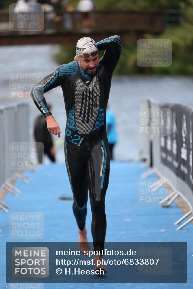 25.08.2024 - Elbe Triathlon Hamburg H.Heesch http://msf.ph/oto/6833807 25.08.2024 08:33:27 Schwimmen 33, 60, 99 meine-sportfotos.de